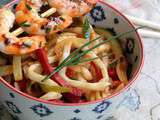 Udon sautées aux légumes et brochettes de crevettes