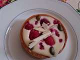 Tartelettes au chocolat blanc, framboises et pistaches