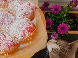 Brioche aérienne sans beurre aux pralines roses