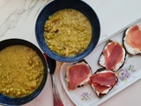 Soupe de pois cassés au talon de jambon et tartine de poitrine fumée