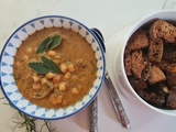 Soupe de pois chiches, tomates, croûtons