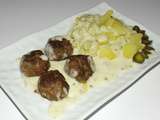 Boulettes de boeuf, pommes de terre et sauce aux cornichons