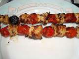 Brochettes de poulet et tomates cerises parfumées aux agrumes