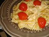 Farfalles, tomates cerises, mozzarella et basilic