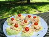 Salade de saumon et macédoine de légumes en feuilles de laitue