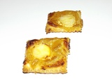 Toasts feuilletés au confit d’oignon et chèvre