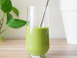 Green smoothie aux épinards, banane et kiwi