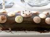 Bûche aux macarons, mousse de poire et chocolat craquant