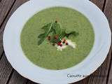 Soupe froide aux courgettes, pesto de menthe et de roquette