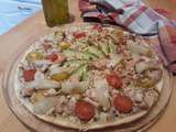 Pizza poulet, avocat, tomates cerise & pignons de pin sur lit de crème moutardée à l’ancienne