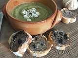 Soupe froide de courgette et menthe, émietté de chèvre et pain grillé au beurre d'ail noir