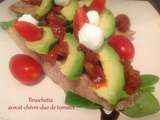 Bruschetta avocat-chèvre-duo de tomates