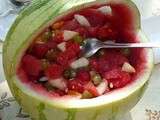 Salade de fruits d'été en panier de pastèque