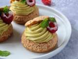 Choux, crème légère à la pistache et framboises