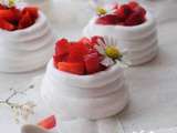 Petits nids de meringue à la fraise