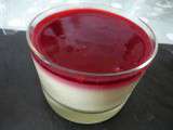 Panna cotta au citron et son coulis aux framboises, sur gélifié de citron