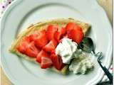 Crêpes à la farine d'avoine, fraises et chantilly