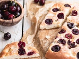 Focaccia sucrée aux cerises et au thym