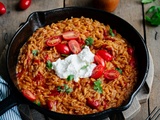 Orzo aux tomates cerises et harissa avec du fromage de chèvre frais