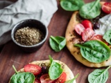 Petites pizzas au zaatar, burrata