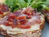 Tartines ricotta, lardons et oignons rouges