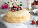 Gâteau mille-crêpes vanillé avec une touche de confiture de fraise