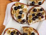 Tartines de fromage frais aux olives et raisin rôtis