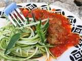 Spaghetti de courgettes accompagnées de boulettes de viande et d'un coulis de tomates