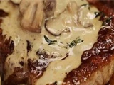 Bifteck poêlé au beurre à l’ail et à la sauce crémeuse aux champignons