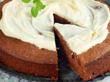 Gâteau au chocolat recouvert de truffe au chocolat blanc