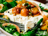 Salade feta rôtie, mirabelles et pistaches