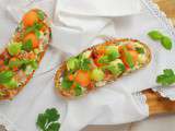 Tartine melon, avocat, speck & herbes folles