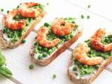 Tartines au houmous de petits pois, fromage de chèvre frais et crevettes