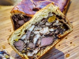 Pâté en croûte au canard, olives, pistaches