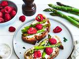 Tartines au chèvre frais, Asperges et Framboises