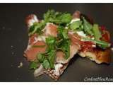 Pizza froide apéritive : fromage frais, jambon de pays et roquette