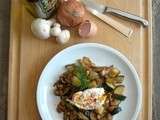 Poêlée de courgettes et champignons, surmontée de son œuf poché