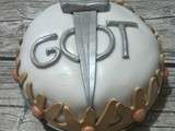 Gâteau couronne et épée Game of Thrones à la pêche, ganache chocolat blanc pêche pour la sweet table got