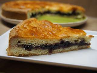 Gâteau basque à la confiture de cerises noires