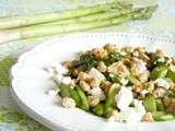 Asperges poêlées, chèvre frais et crumble salé