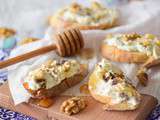 Crostini à la ricotta, figues séchées, noix et miel