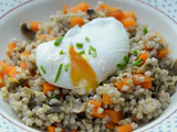 Grains de sarrasin, légumes et œufs pochés