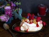 Pavlova à la Framboise et Rhubarbe pochée