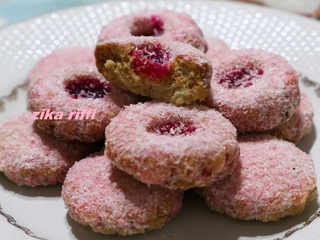 Biscuits sablés roses fondants à la gelée de grenades - fleur d'oranger -cannelle et noix de coco