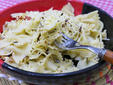 Pâtes farfalles sautées à l'ail et piments d'espelette au camembert et parmesan