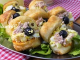 Petits pains frits à la semoule de blé dur farcis de salade de pommes de terre à l'ail et au thon