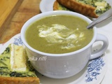 Potage savoureux à la laitue- oignons- pomme de terre et crème fraîche