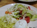 Riz pilaf au parmesan à ma façon à l'œuf mollet et salade de concombre- laitue - tomate