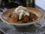 Tajine de kefta ou galettes de poulet haché aux épinards et fromage frites en sauce tomate à l'ail