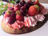 Tarte aux fraises et cerises sur sablé breton chantilly grenadine